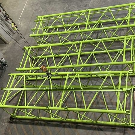 Mehrere gelb lackierte Metallrahmen liegen in der Halle zum Trocknen aus